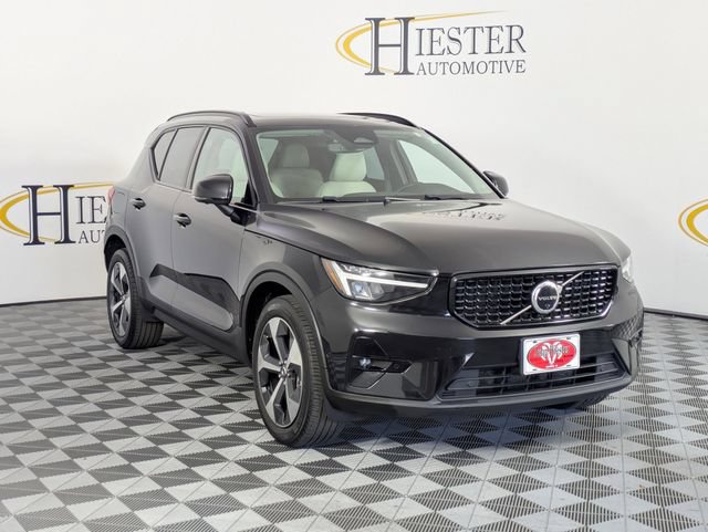 Used 2023 Volvo XC40 B4 Ultimate FWD image 2