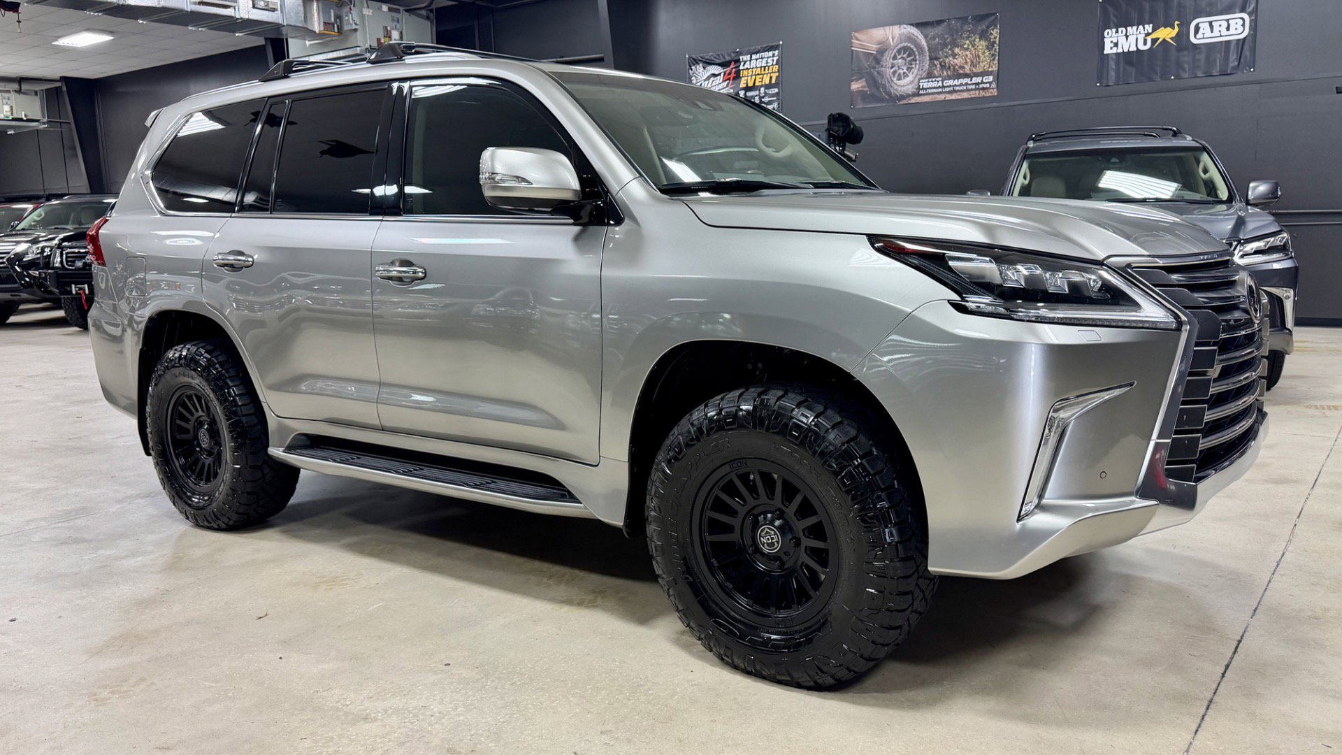 Used 2018 Lexus LX 570 4WD w/ Luxury Package image 5