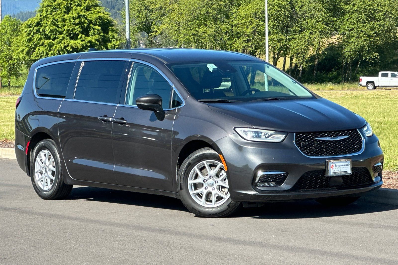 Used 2023 Chrysler Pacifica Touring-L FWD image 1