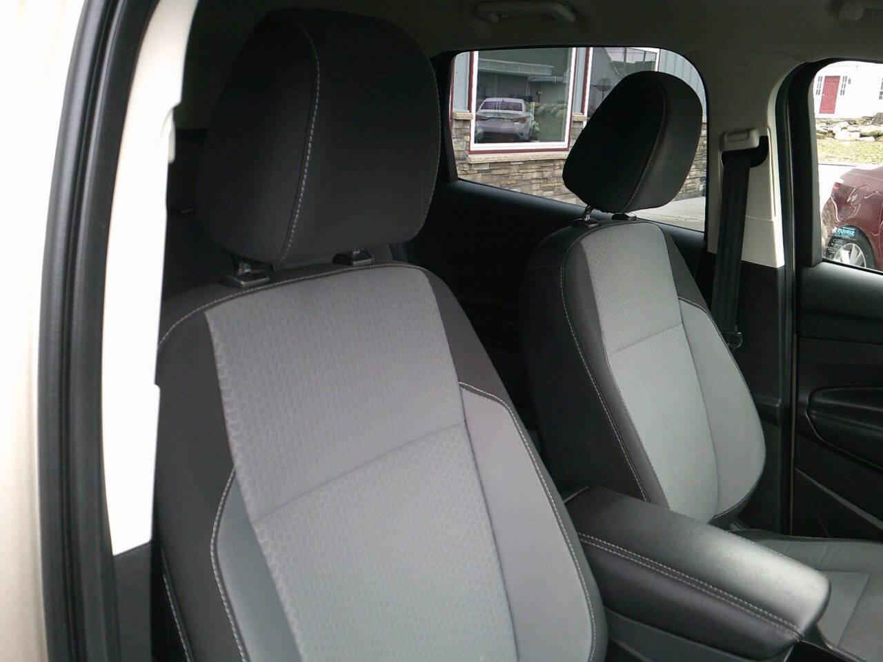 Used 2017 Ford Escape SE w/ Equipment Group 201A FWD image 9