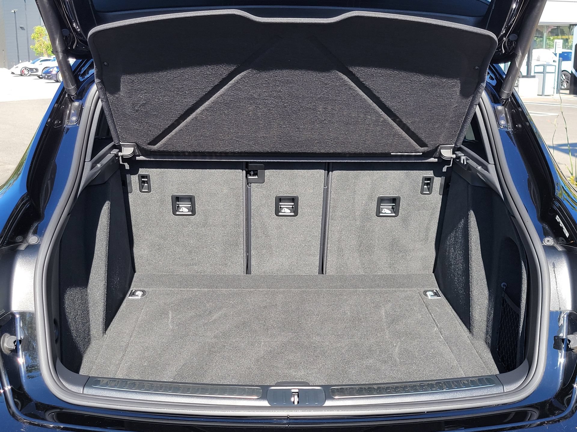 Certified 2024 Porsche Macan AWD/4WD image 32