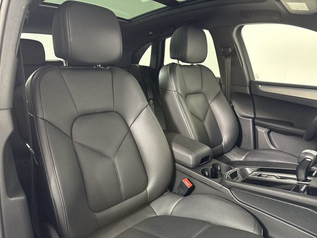 Certified 2025 Porsche Macan AWD/4WD image 23