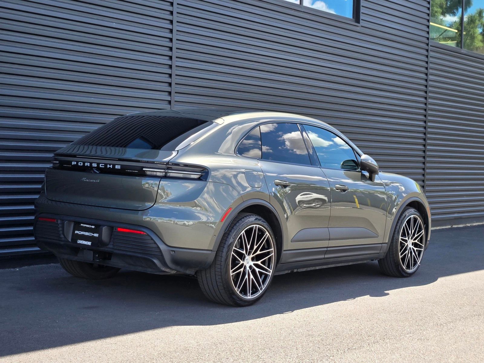 Certified 2025 Porsche Macan 4 Electric AWD/4WD image 7