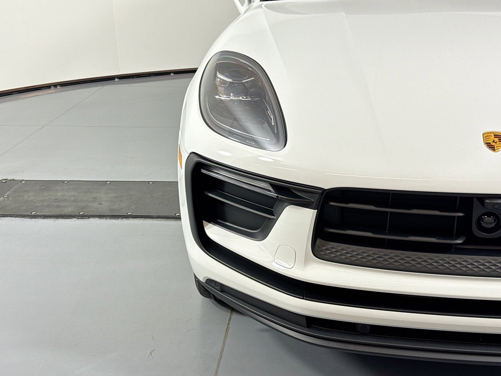 Certified 2025 Porsche Macan AWD/4WD image 28