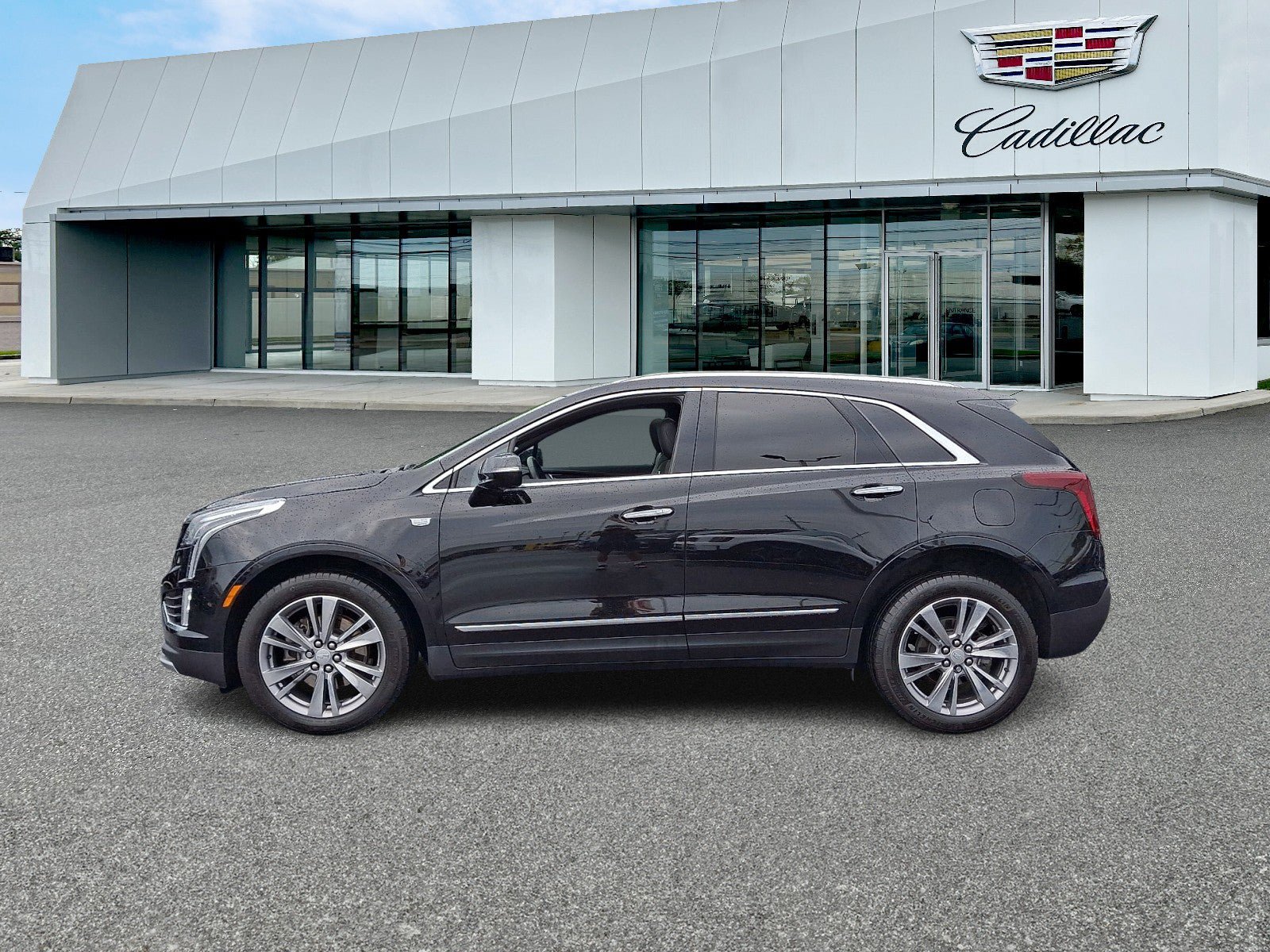 Certified 2024 Cadillac XT5 Premium Luxury w/ LPO, Floor Liner Package AWD/4WD image 2