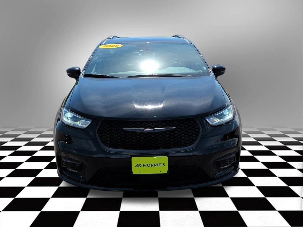 Used 2025 Chrysler Pacifica Limited FWD image 4