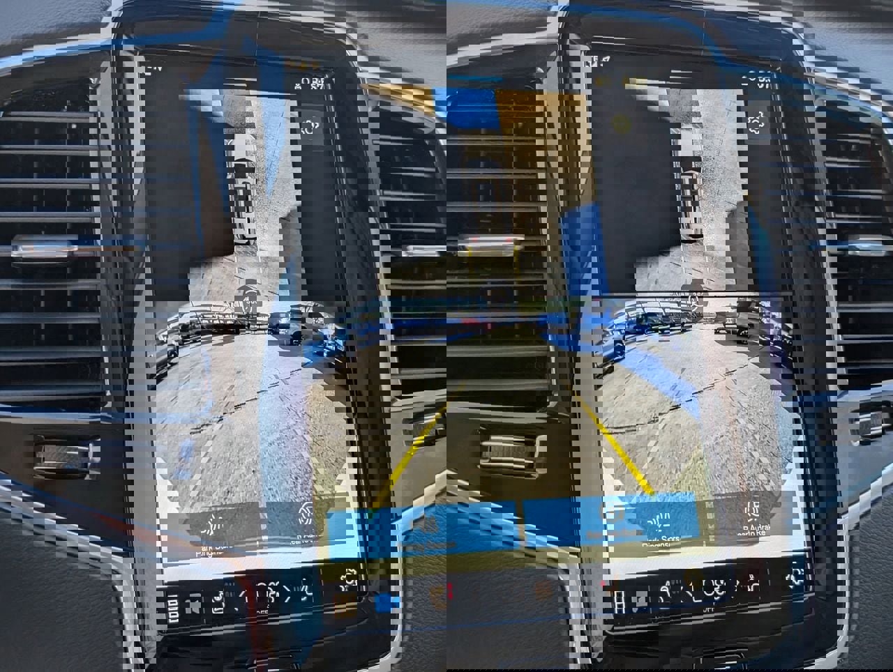 Used 2025 Volvo XC90 B6 Ultra w/ Lounge Package image 13