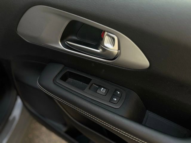 Used 2025 Chrysler Pacifica Limited image 13