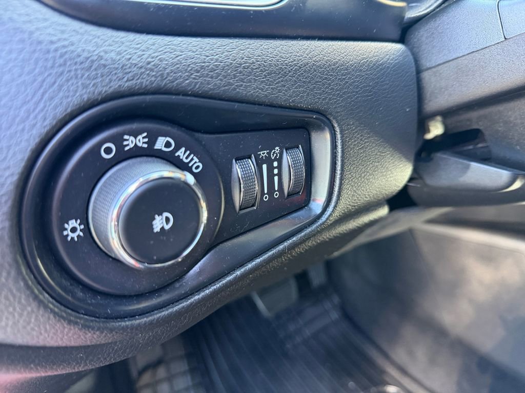 Certified 2021 Jeep Renegade Latitude w/ Sun & Sound Group AWD/4WD image 33