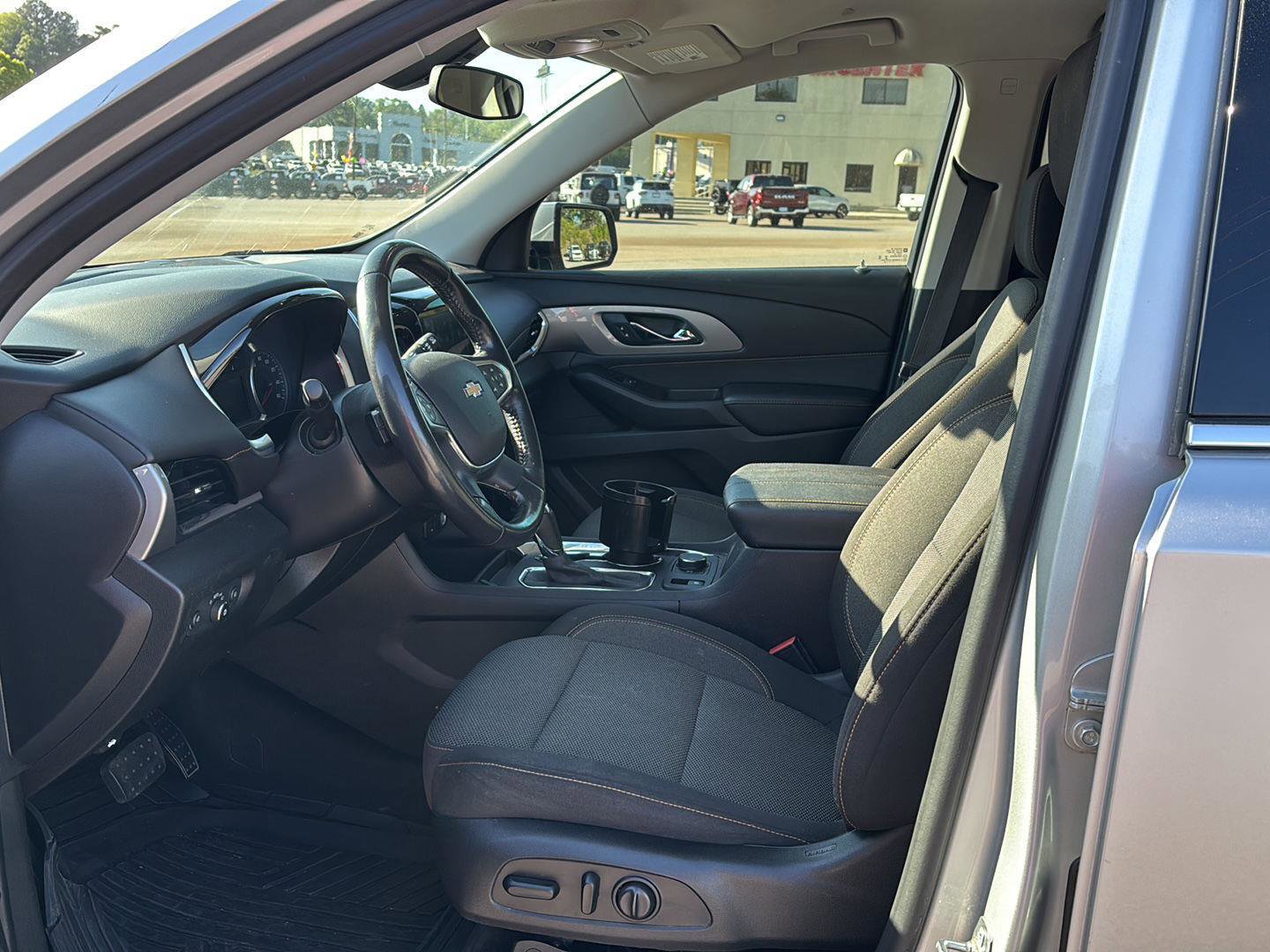 Used 2020 Chevrolet Traverse LT image 10