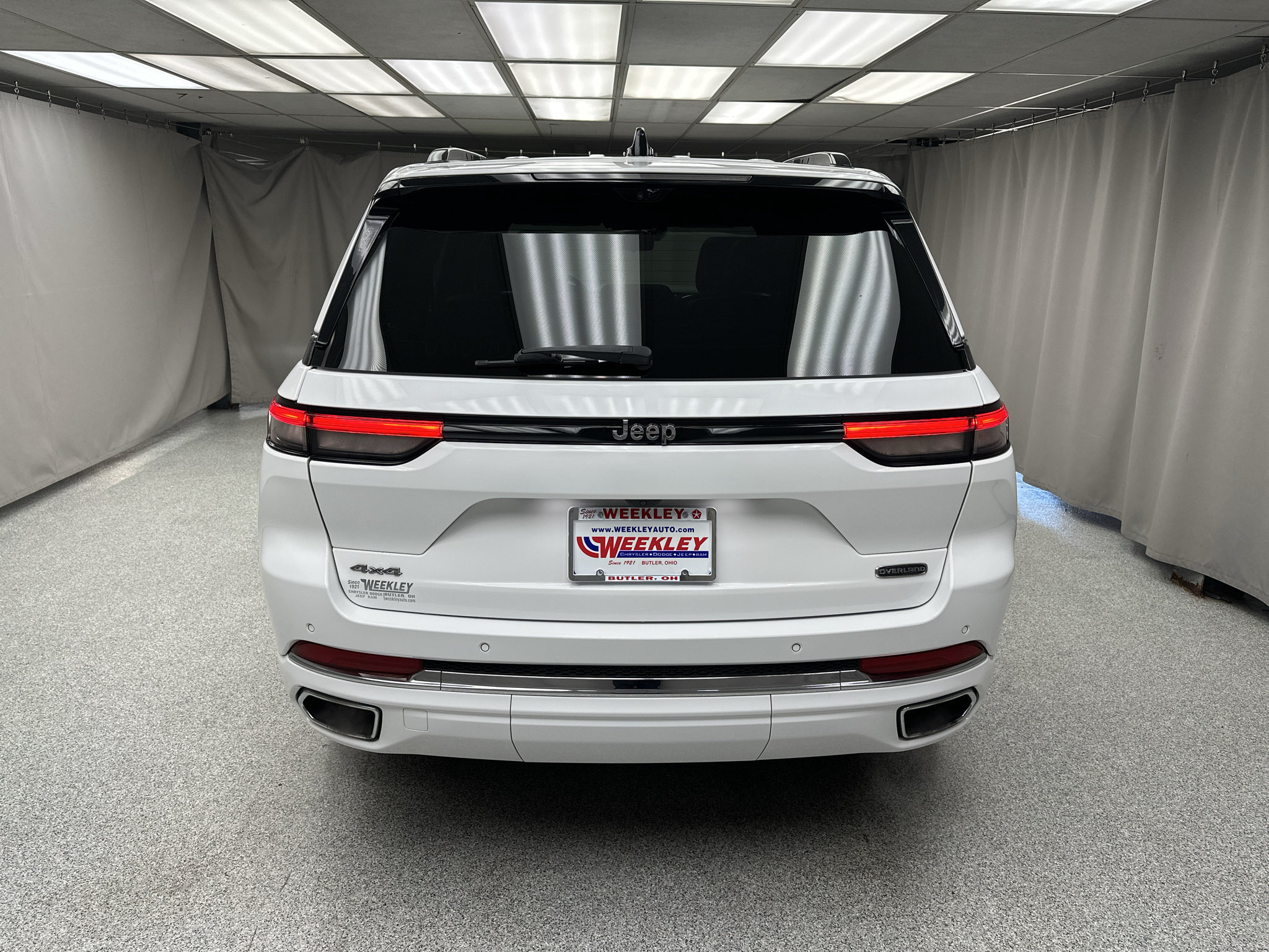 Used 2023 Jeep Grand Cherokee Overland w/ Luxury Tech Group IV AWD/4WD image 19