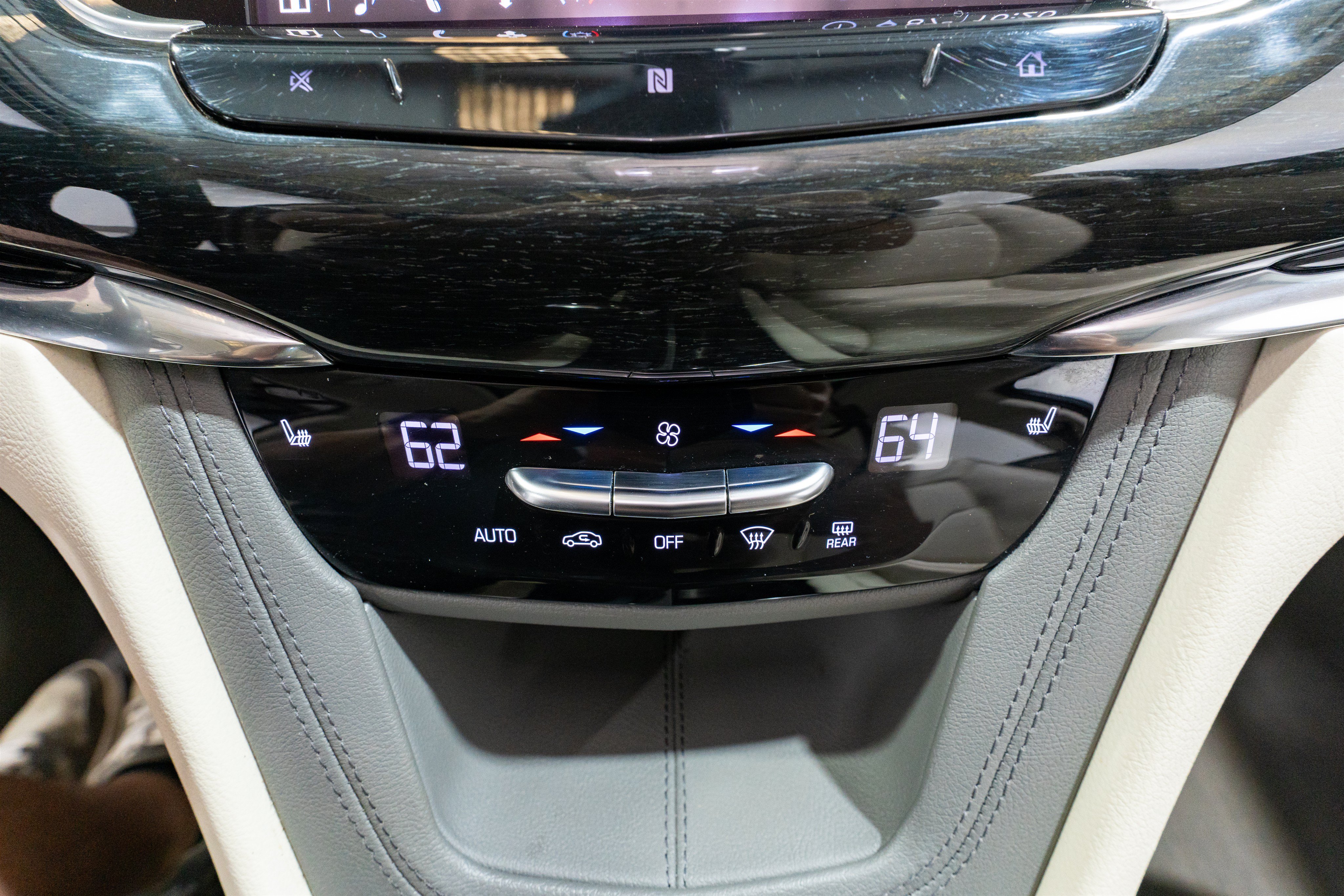 Used 2020 Cadillac XT6 Premium Luxury w/ LPO, Floor Liner Package AWD/4WD image 21