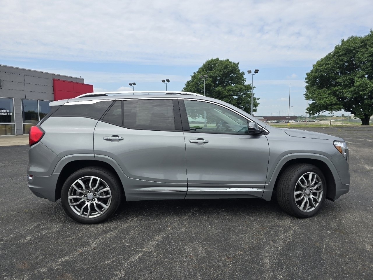 Used 2024 GMC Terrain Denali w/ Denali Premium Package AWD/4WD image 20