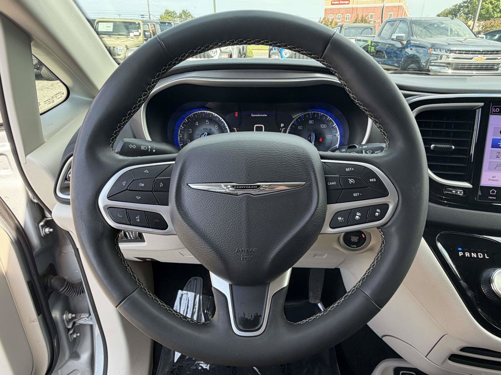 Used 2023 Chrysler Pacifica Touring-L FWD image 15