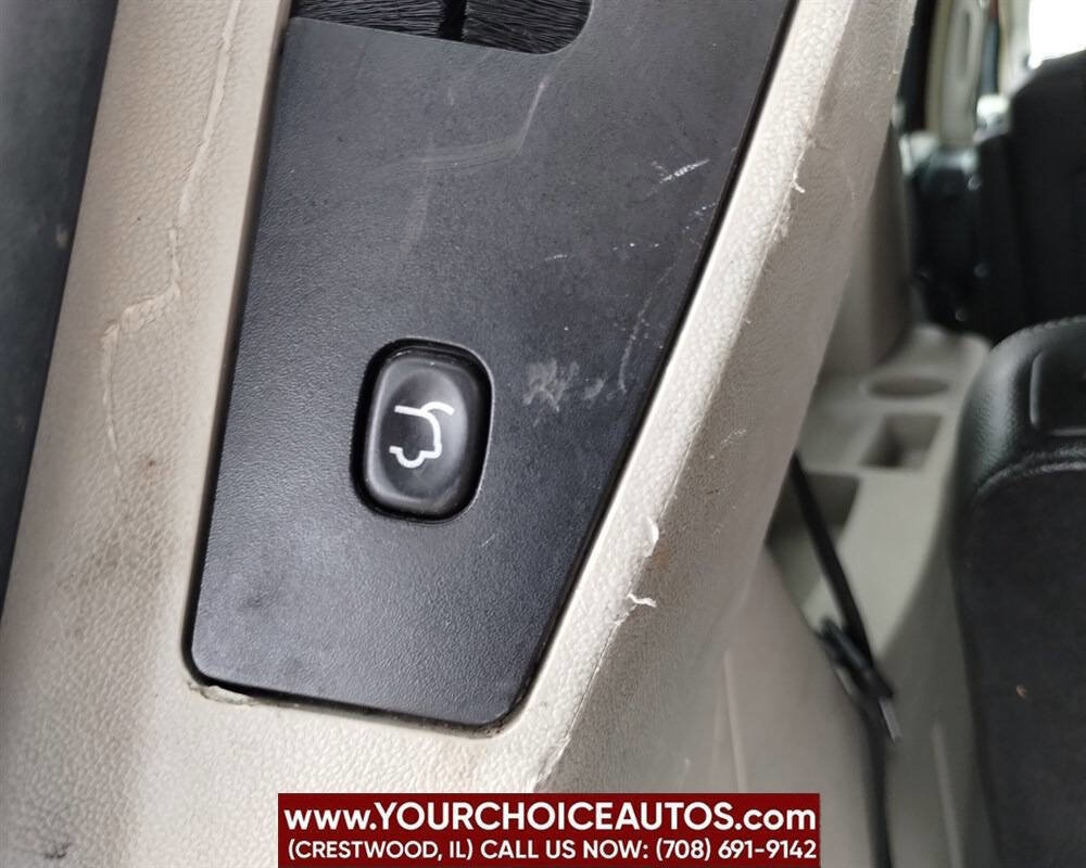 Used 2015 Chrysler Town & Country Touring image 11