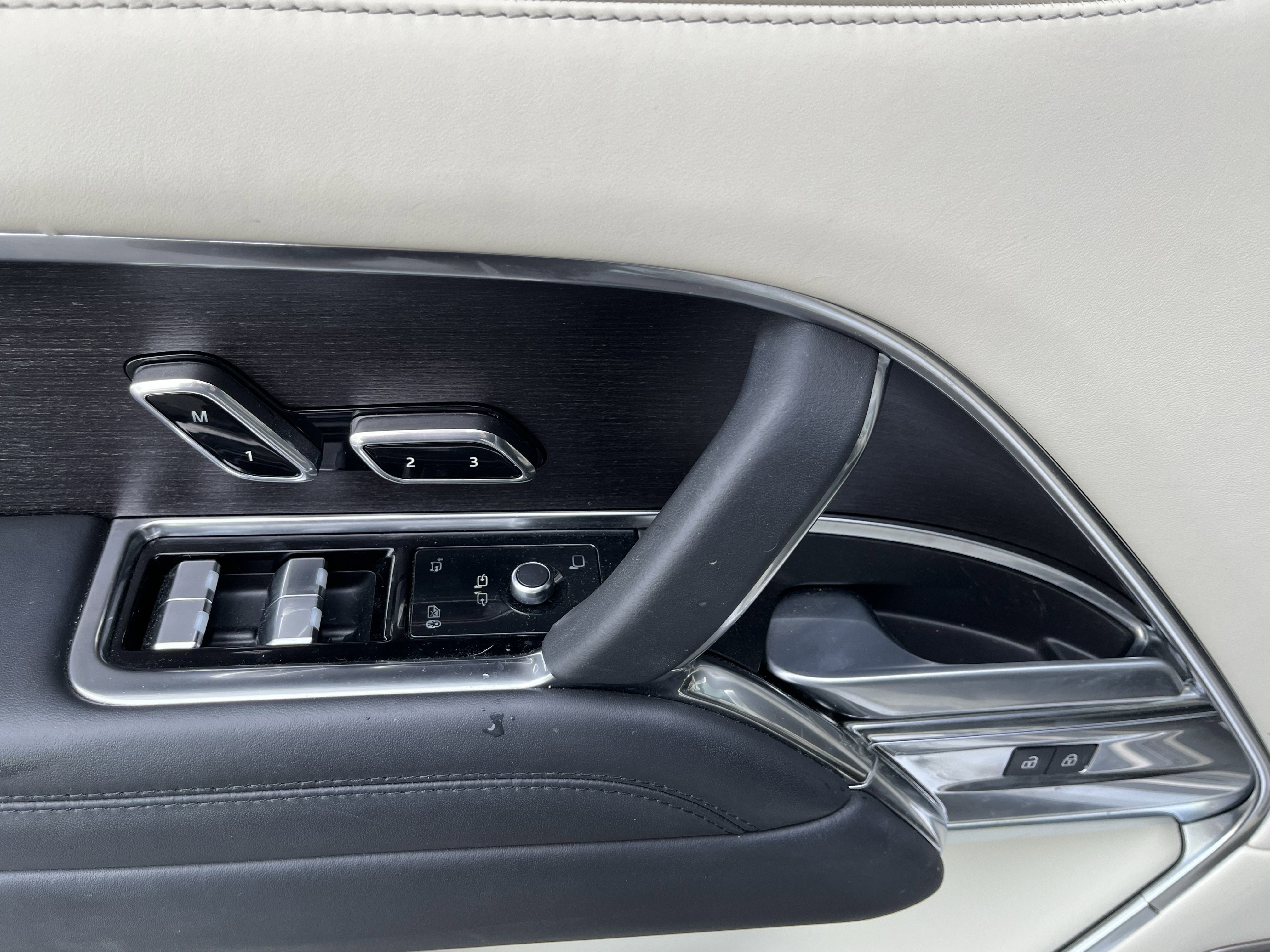 Certified 2024 Land Rover Range Rover Long Wheelbase Autobiography image 13