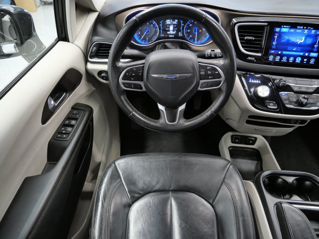 Certified 2017 Chrysler Pacifica Touring-L FWD image 17