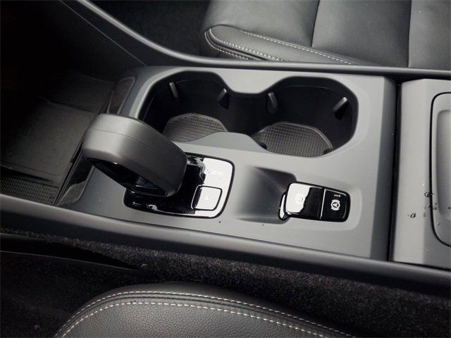 Used 2025 Volvo XC40 B5 Core image 28