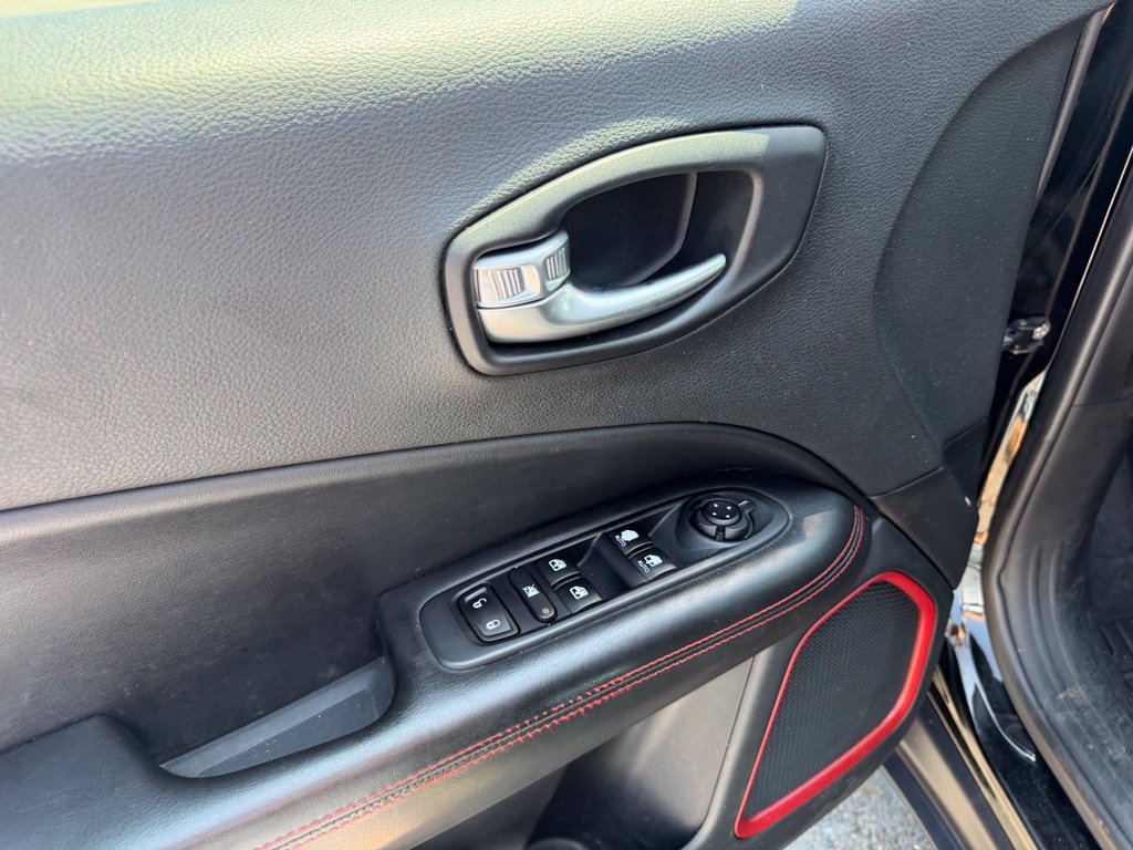 Used 2019 Jeep Compass Trailhawk w/ Cold Weather Group AWD/4WD image 13