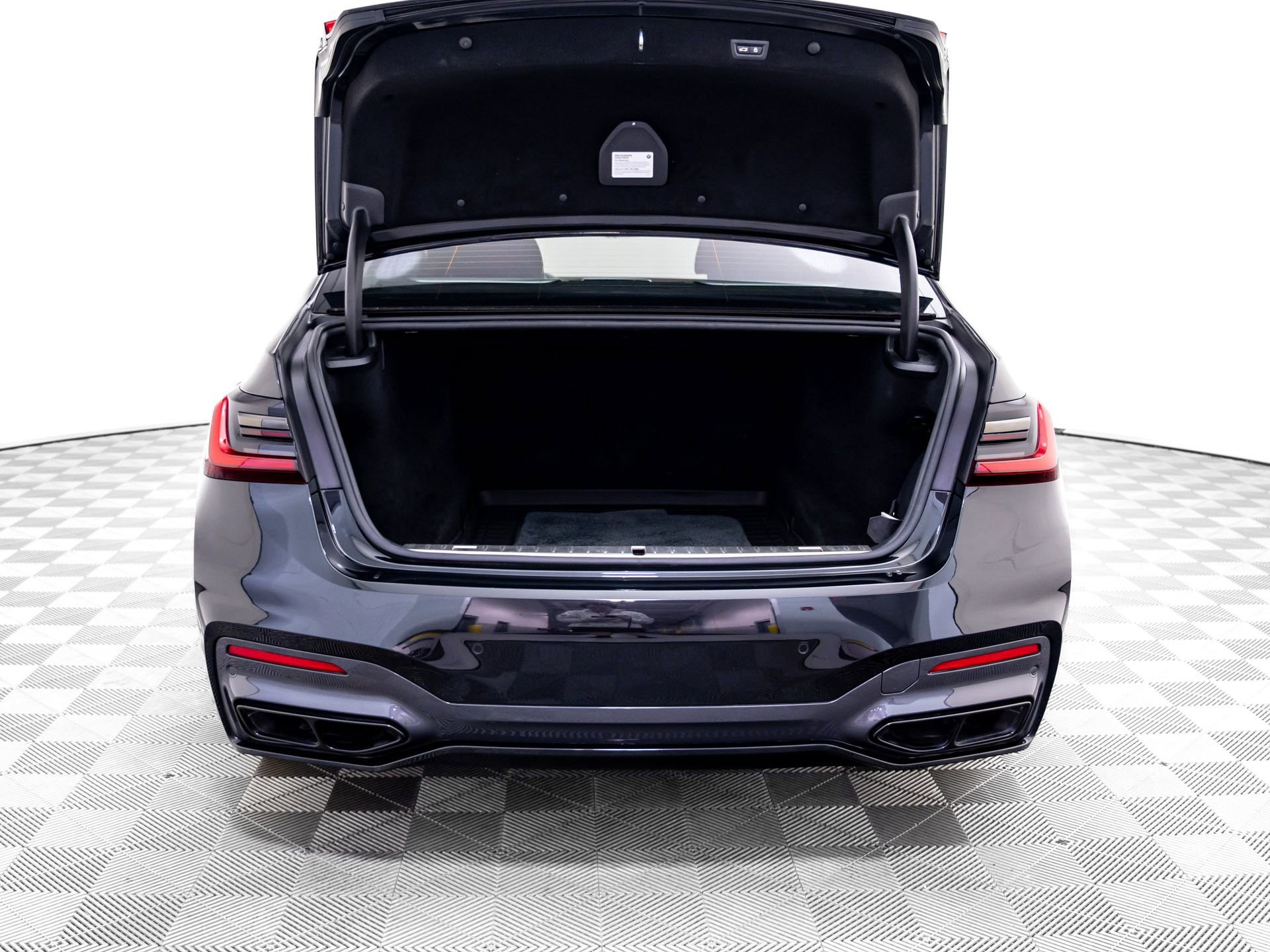 Used 2022 BMW M760i xDrive image 38