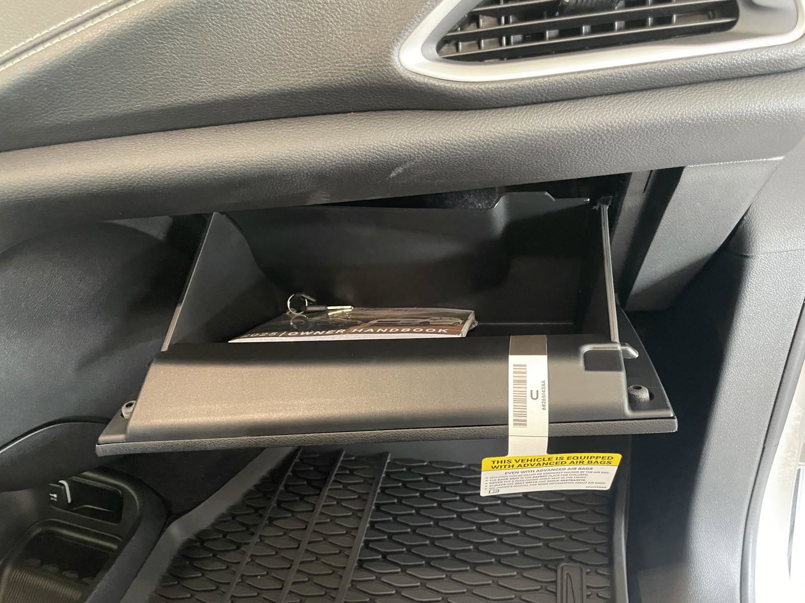 New 2025 Chrysler Pacifica Select w/ Fav Edition Package image 42