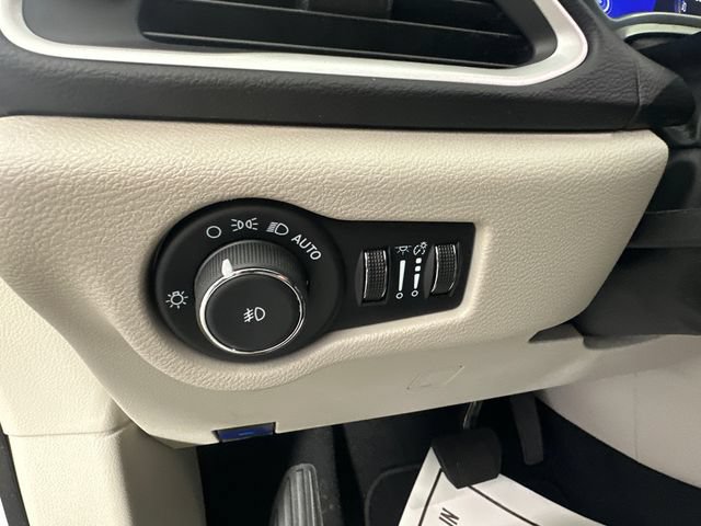 Used 2024 Chrysler Pacifica Touring-L FWD image 25