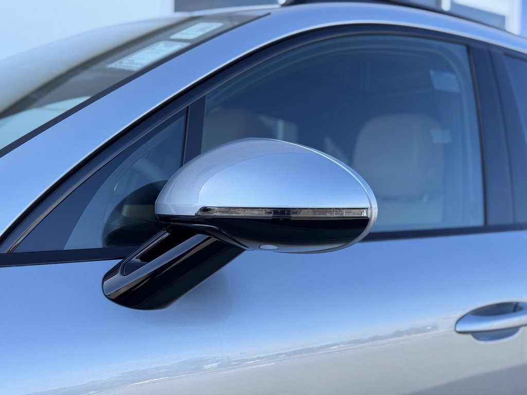 New 2025 Porsche Macan image 3