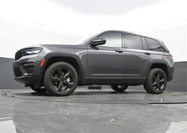 Used 2025 Jeep Grand Cherokee Limited w/ Black Appearance Package image 12