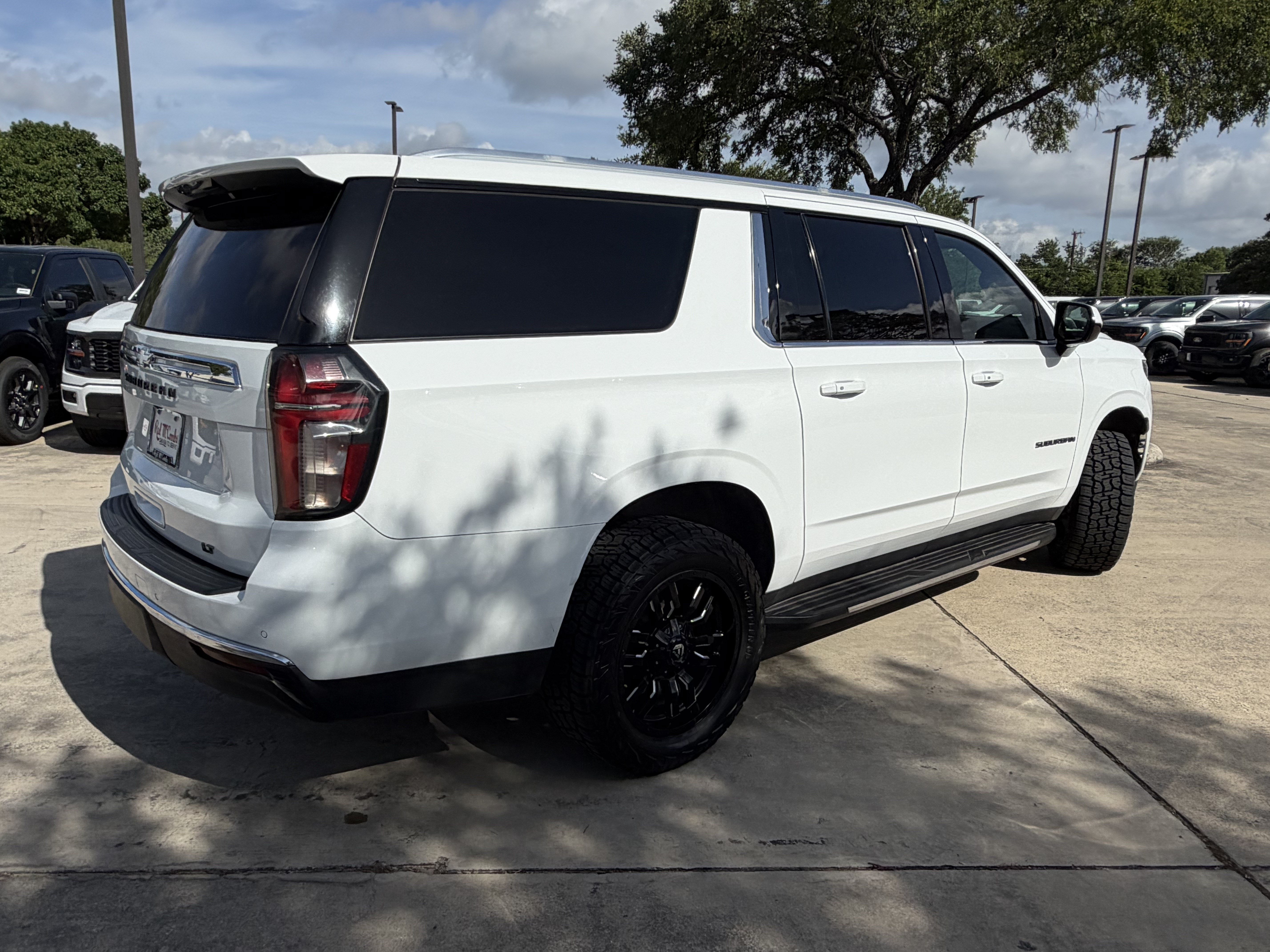 Used 2021 Chevrolet Suburban LT RWD image 6