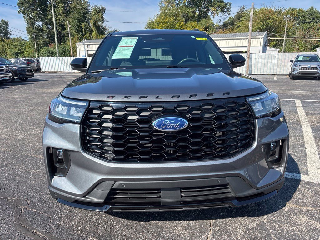 Used 2025 Ford Explorer ST-Line AWD/4WD image 2