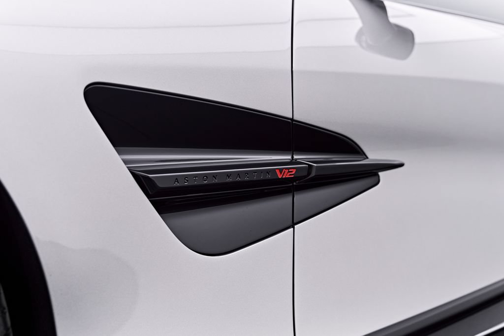 Used 2025 Aston Martin Vanquish RWD image 25