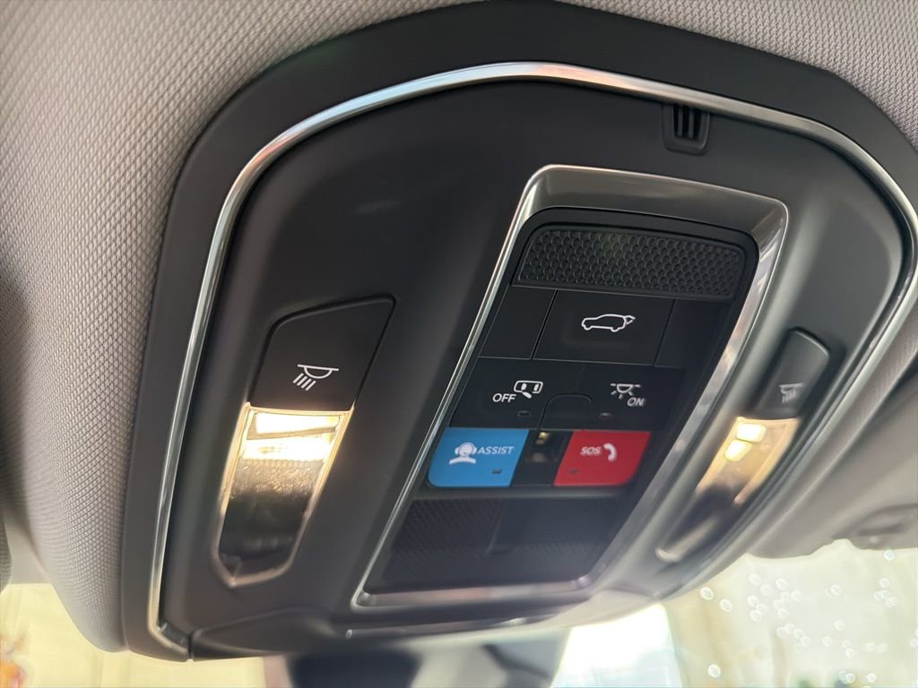 Used 2023 Jeep Grand Cherokee Limited w/ Luxury Tech Group II image 33