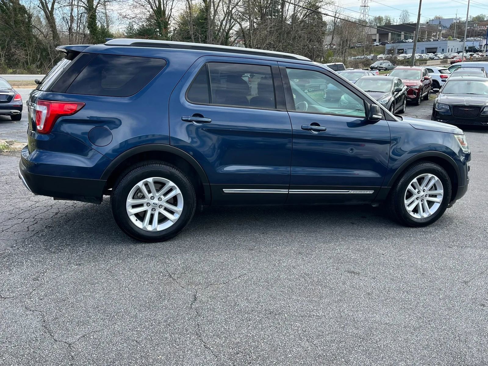 Used 2017 Ford Explorer XLT FWD image 8
