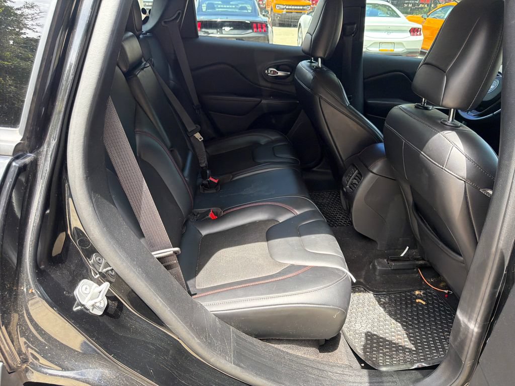 Used 2020 Jeep Cherokee Trailhawk AWD/4WD image 28