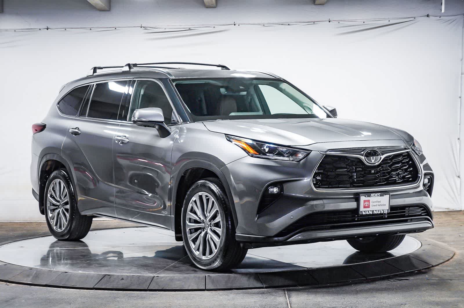 Certified 2025 Toyota Highlander Limited AWD/4WD image 6