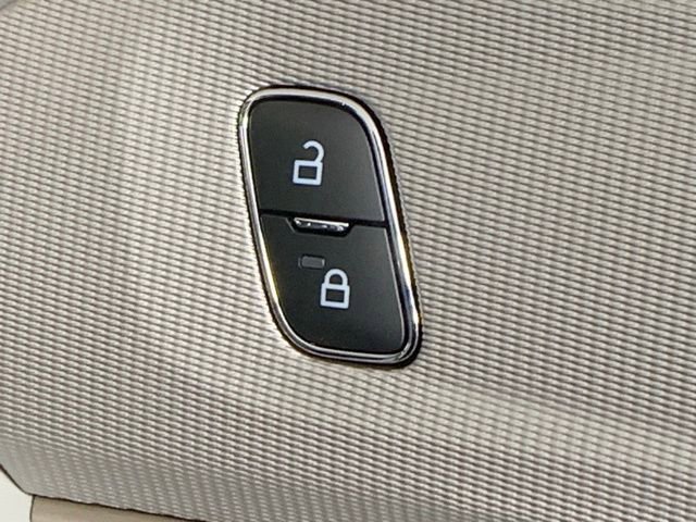 Used 2025 Ford Explorer Active w/ Active Comfort Package image 36