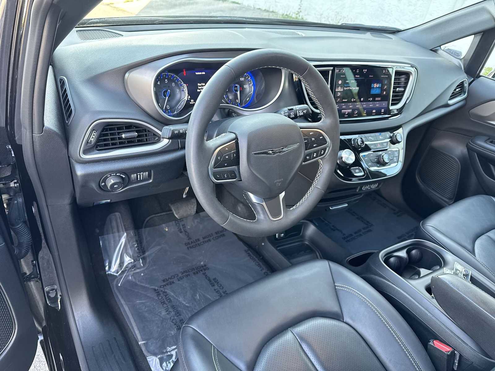 Used 2025 Chrysler Pacifica Select FWD image 2