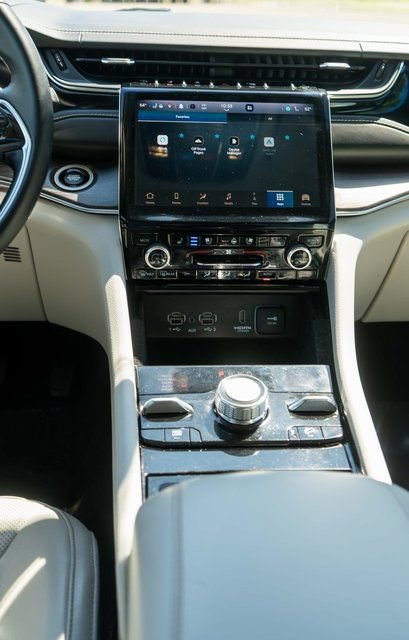 Used 2022 Jeep Grand Cherokee Overland AWD/4WD image 17