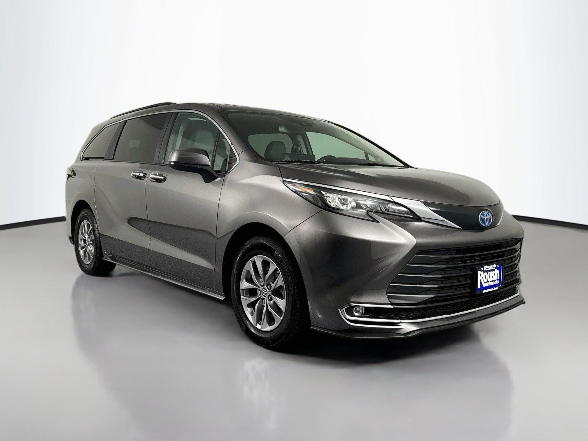 Used 2024 Toyota Sienna XLE w/ XLE Plus Package AWD/4WD image 3