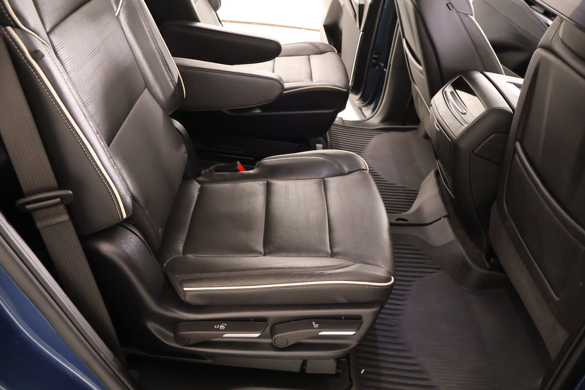 Used 2025 Cadillac Escalade Sport w/ Touring Package AWD/4WD image 13
