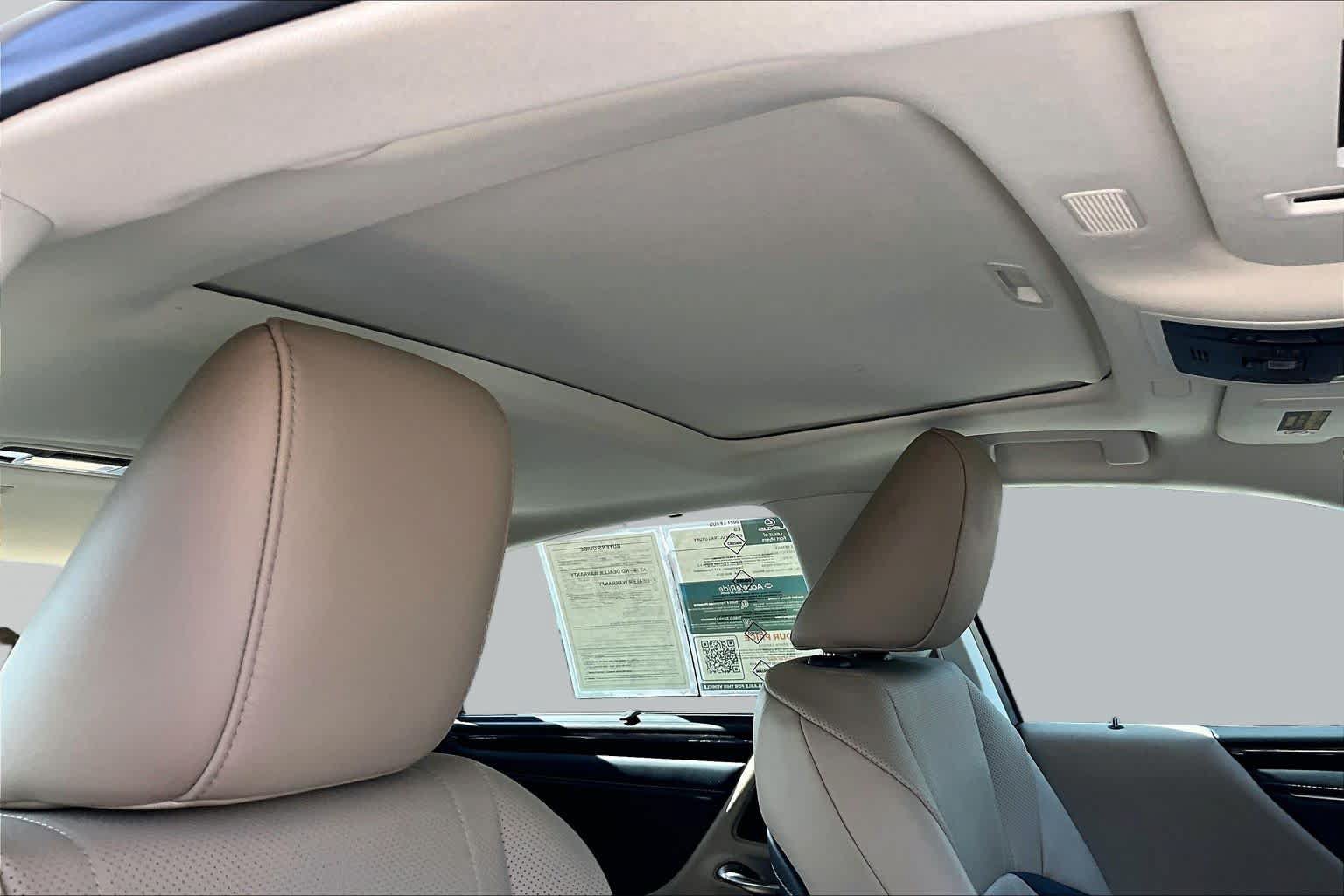 Used 2021 Lexus ES 300h Ultra Luxury w/ Accessory Package 2 FWD image 14