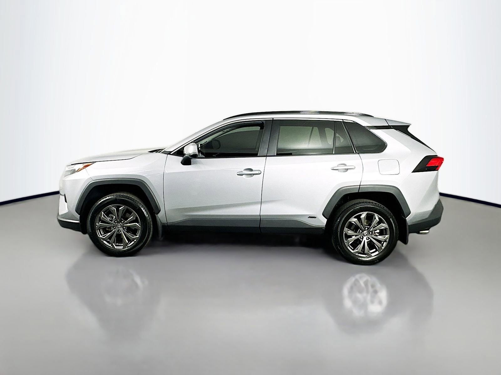 Certified 2022 Toyota RAV4 XLE Premium AWD/4WD image 4