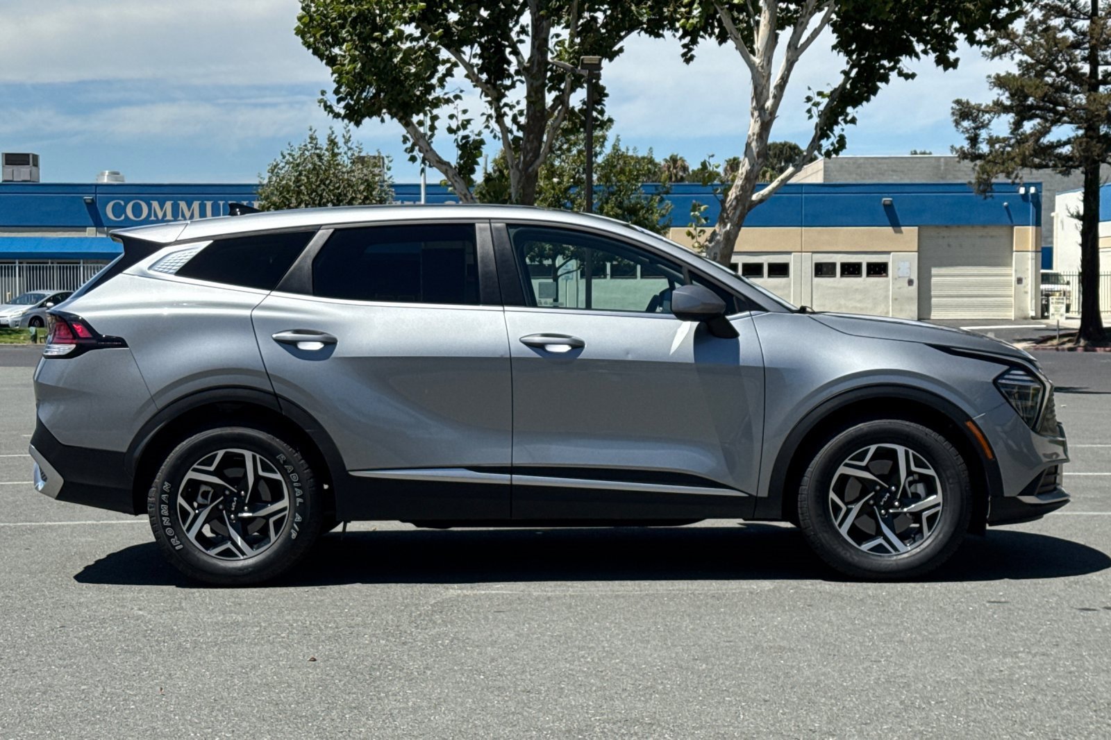 Used 2024 Kia Sportage LX image 3