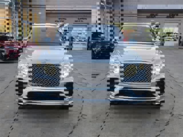 Used 2023 Bentley Bentayga Plug-In Hybrid image 4