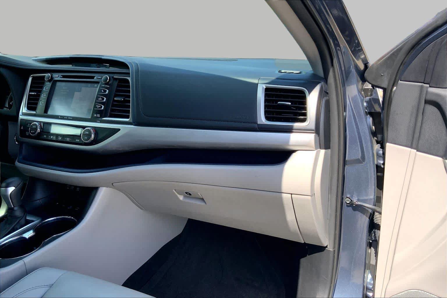 Used 2019 Toyota Highlander XLE AWD/4WD image 19