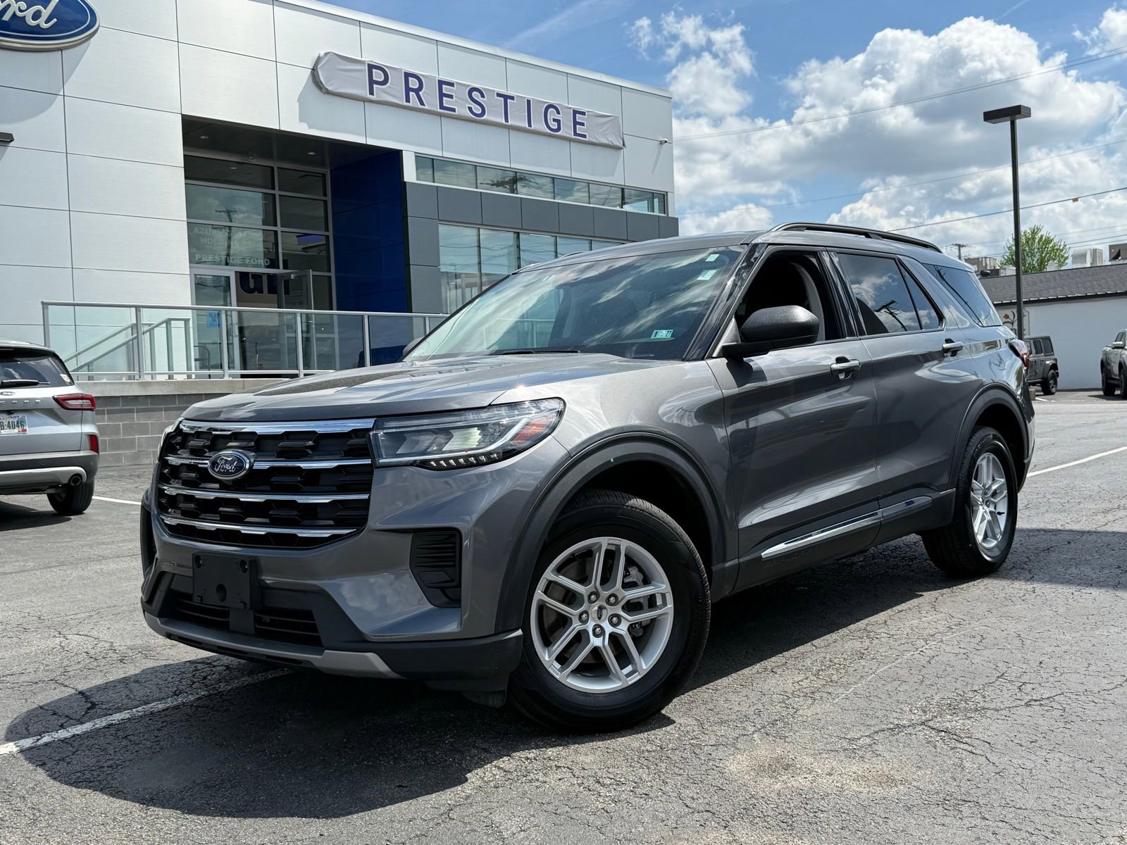 Used 2025 Ford Explorer Active AWD/4WD image 18
