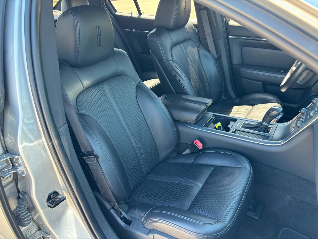 Used 2012 Lincoln MKS AWD image 8
