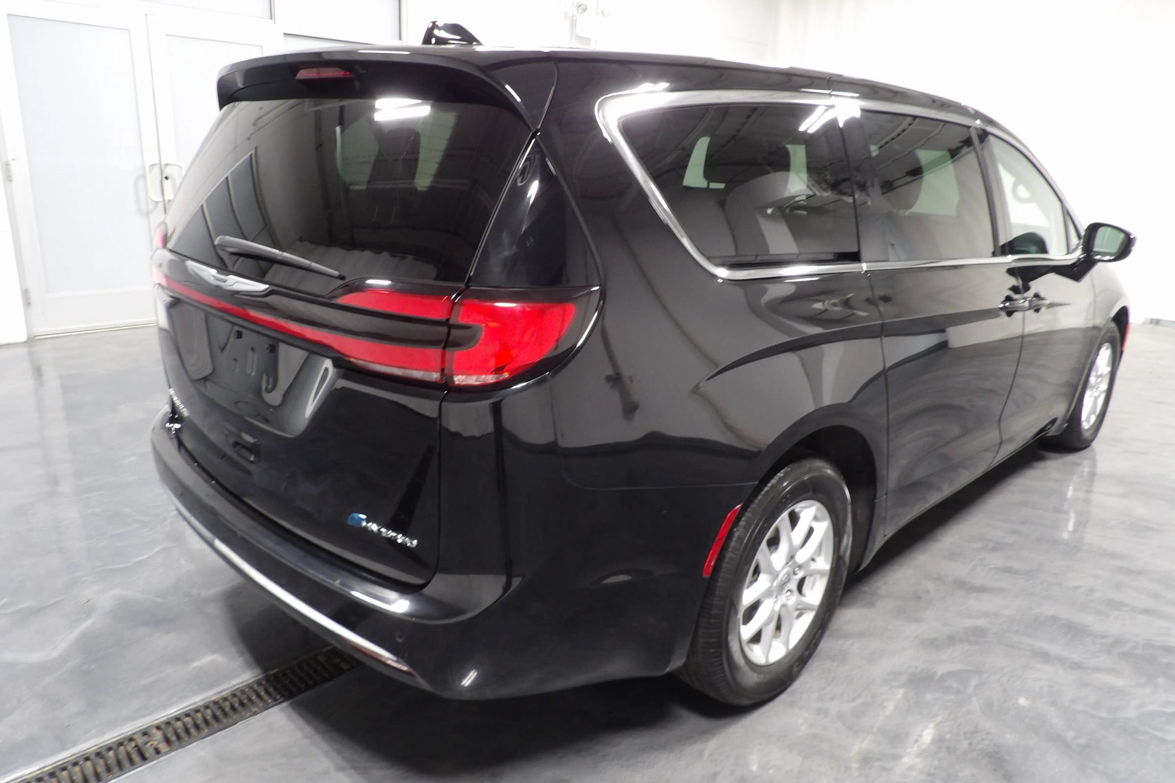 Used 2024 Chrysler Pacifica Limited FWD image 8