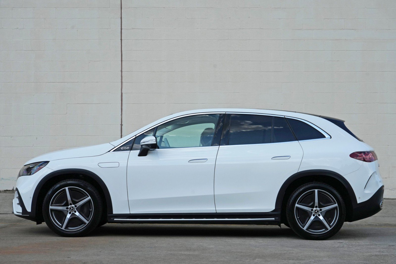 Used 2023 Mercedes-Benz EQE 500 4MATIC SUV w/ Exclusive Trim Package image 8