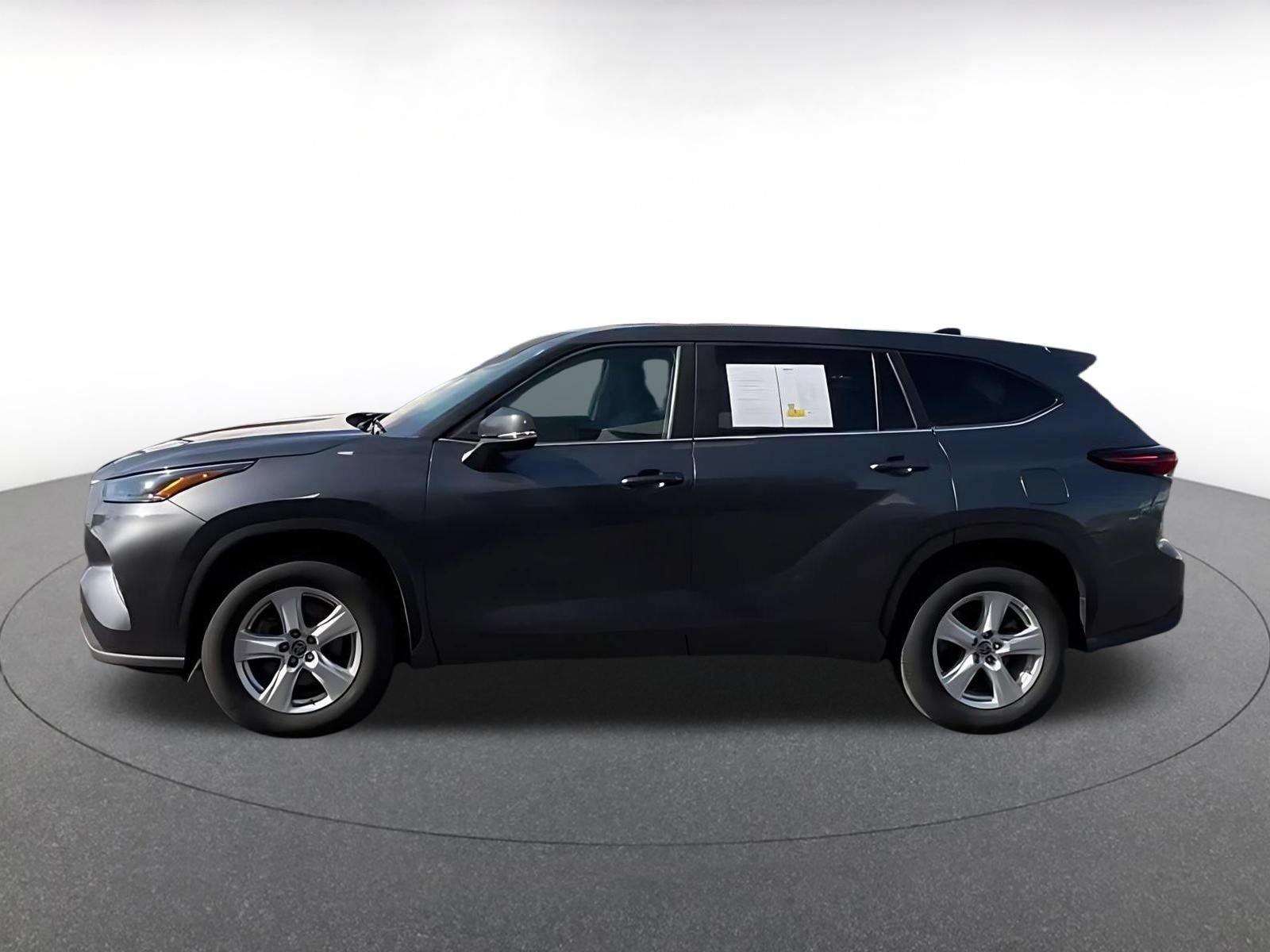Used 2025 Toyota Highlander LE FWD image 8